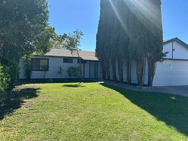 3 bed, 1200 sqft, $2,300 — Photo 2