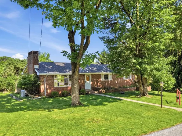2224 Sunset Ln, Fountain Hill, PA 18015