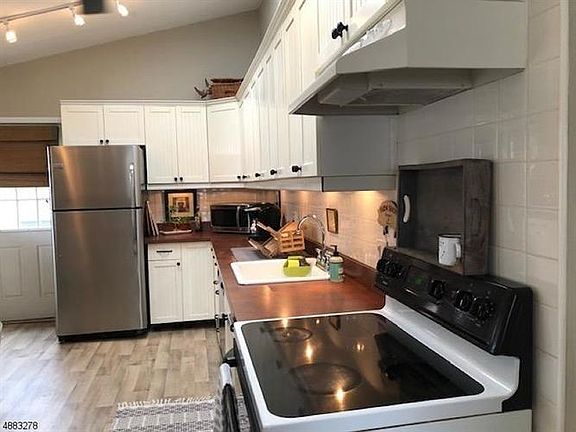 5th image of 8 Wallkill Dr