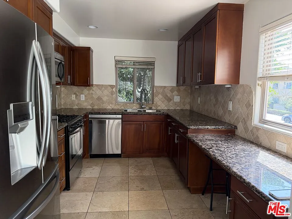 3 bed, 3.0 bath, $4,200 — Photo 4