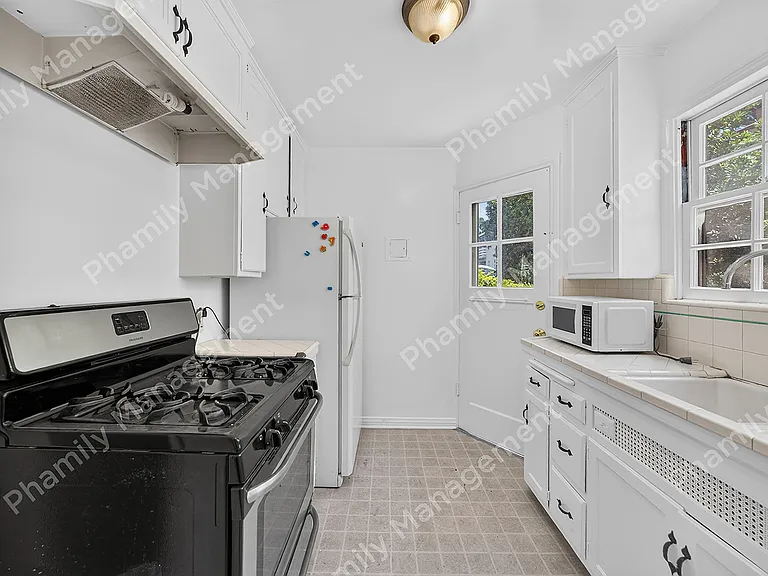1745 Grevelia St #11 — Photo 11