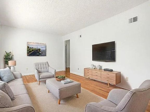 4th image of 7120 Roe Ave