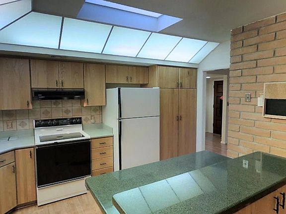 3rd image of 5033 S Laguna Ave