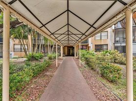 3800 N Hills Dr, Hollywood, FL
