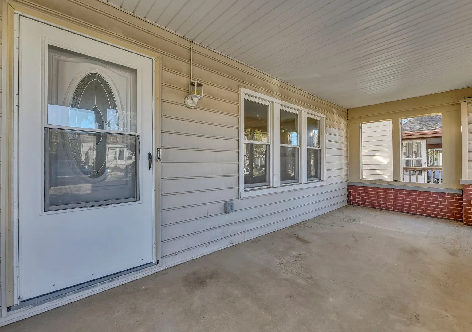 Spacious 3-Bedroom Home with Flexible Bonus Space, Basement & Detached Garage | South Linden | $1... — Photo 2