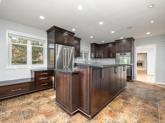 4th image of 1020 Pacific Pl
