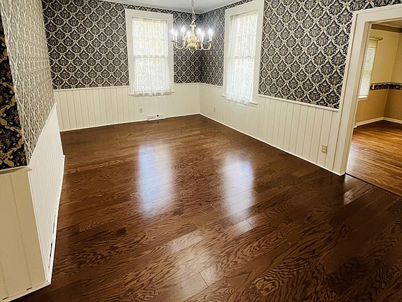 5th image of 820 W College Ave