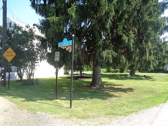 Another yard from front stre