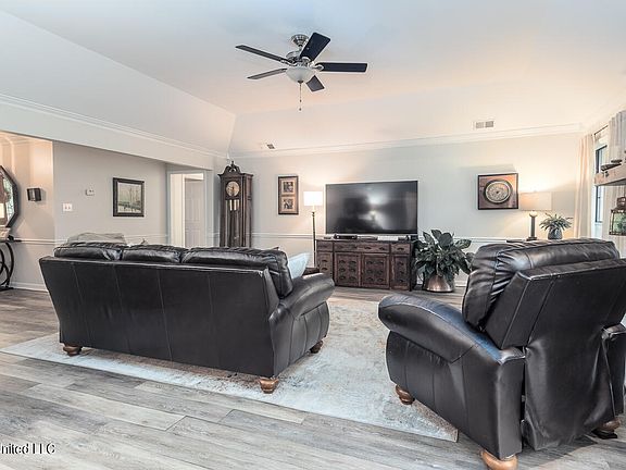 5th image of 3374 Oak Leaf Dr