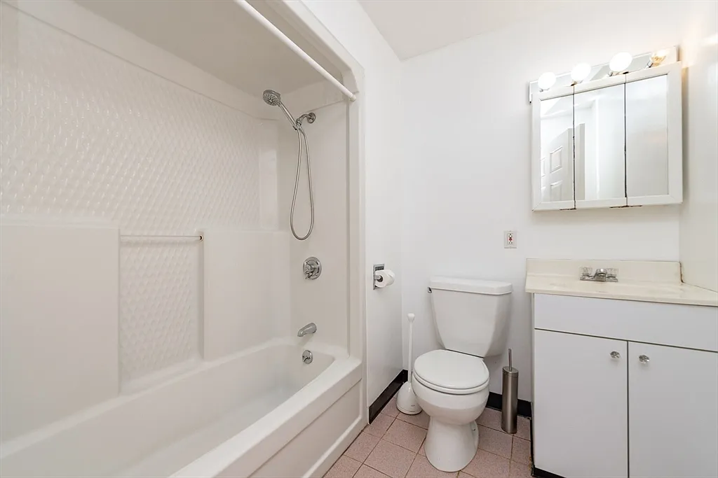 2 bed, 1.5 bath, 1200 sqft, $3,400 — Photo 3