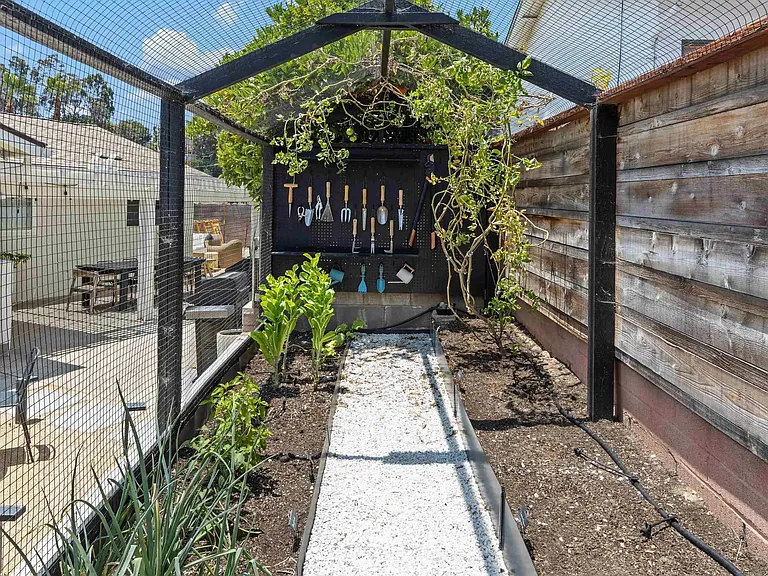 2068 Montclair St — Photo 32