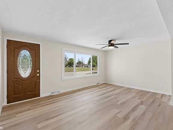 3rd image of 90 Seymour Ave