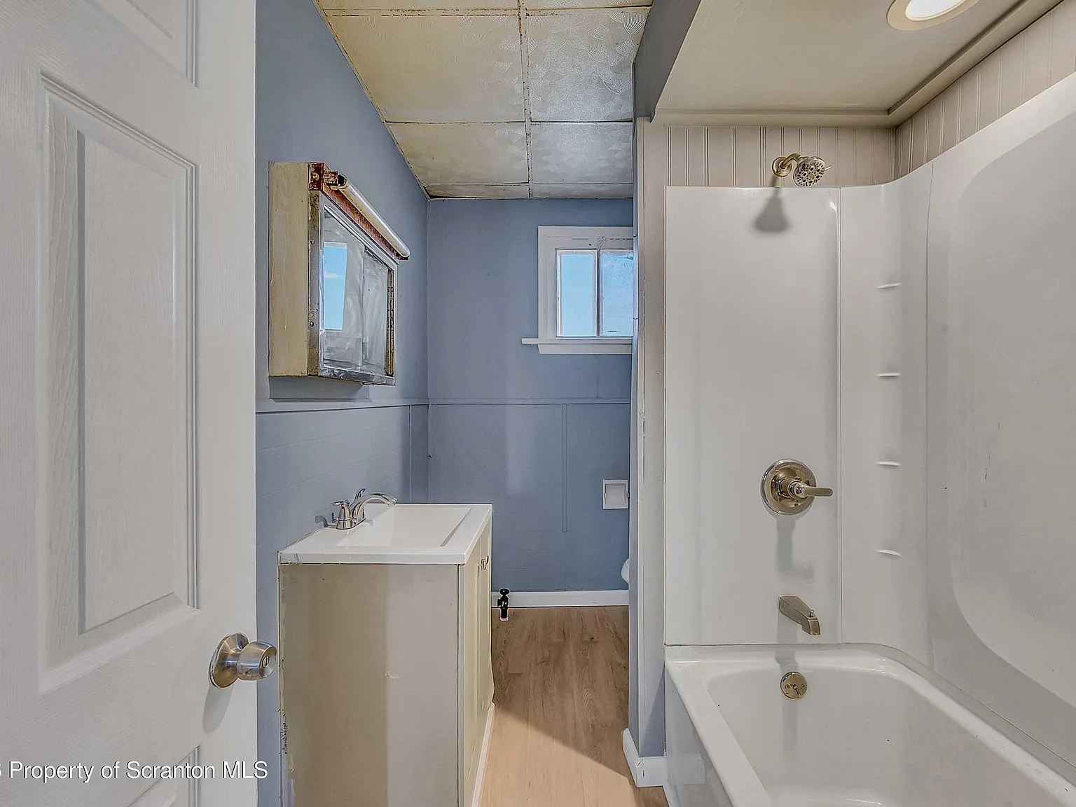 3 bed, 1.0 bath, 937 sqft, $1,225 — Photo 3