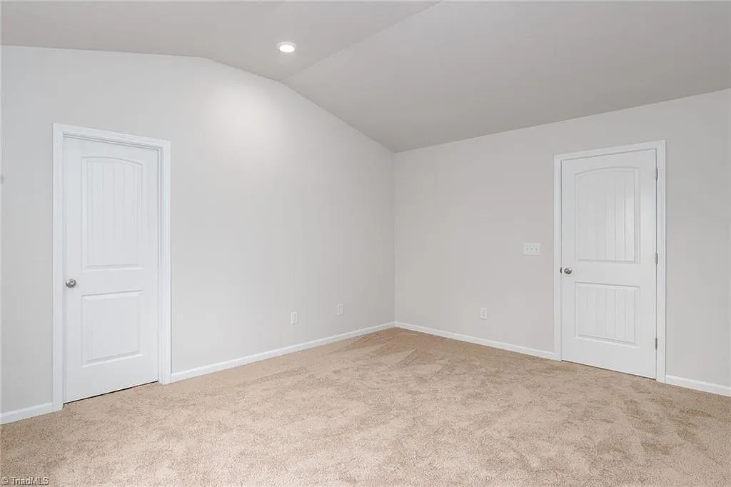 3 bed, 2.5 bath, 1800 sqft, $2,100 — Photo 4