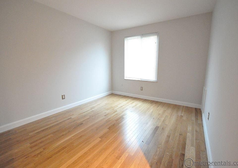 1st image of 4865 Moreland Dr W