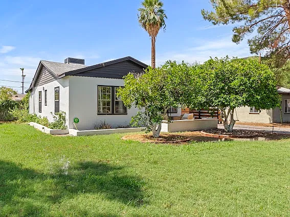 1207 E Minnezona Ave — Photo 2
