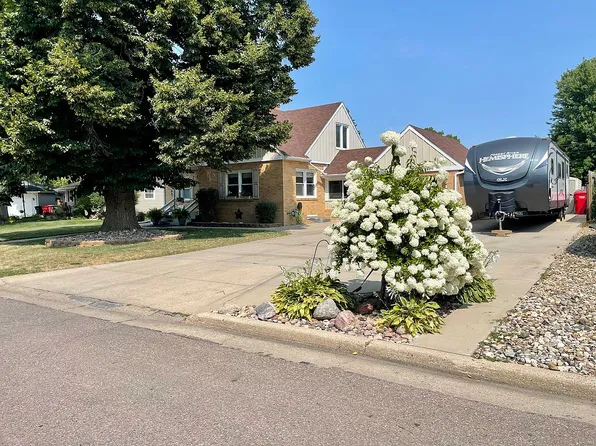 602 E 18th St, Yankton, SD 57078