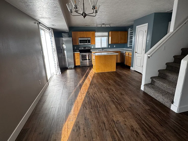 2297 E Hawthorne St — Photo 3