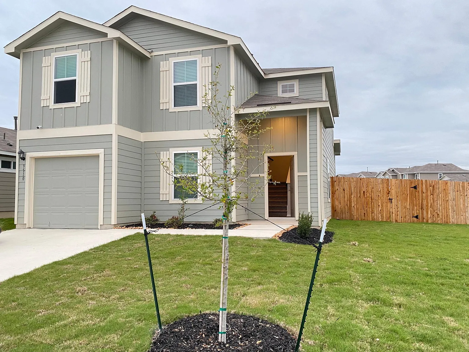 4 bed, 2.5 bath, 1920 sqft, $1,900 — Photo 1