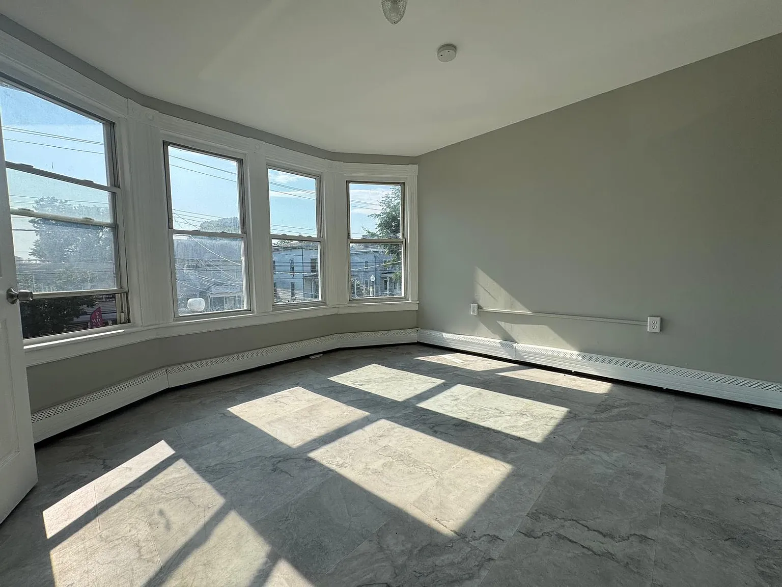 7 bed, 1500 sqft, $5,195 — Photo 2