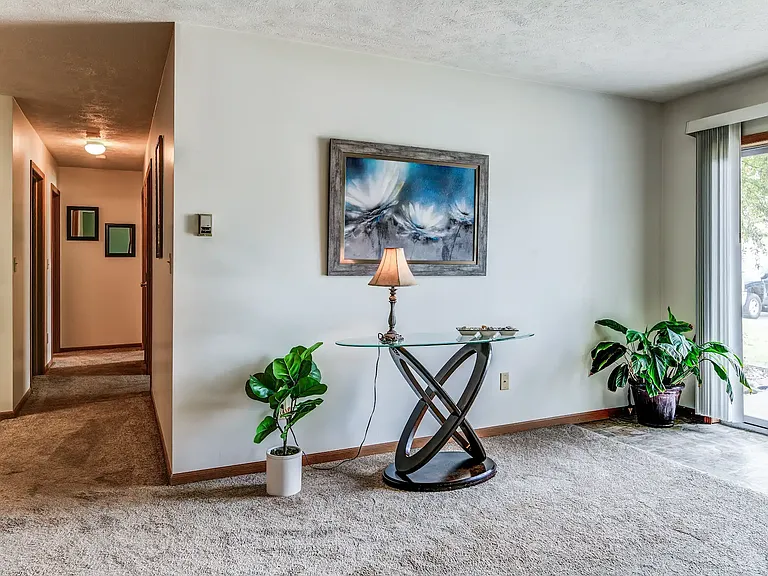 Thorn-Barry Apartments — Photo 11