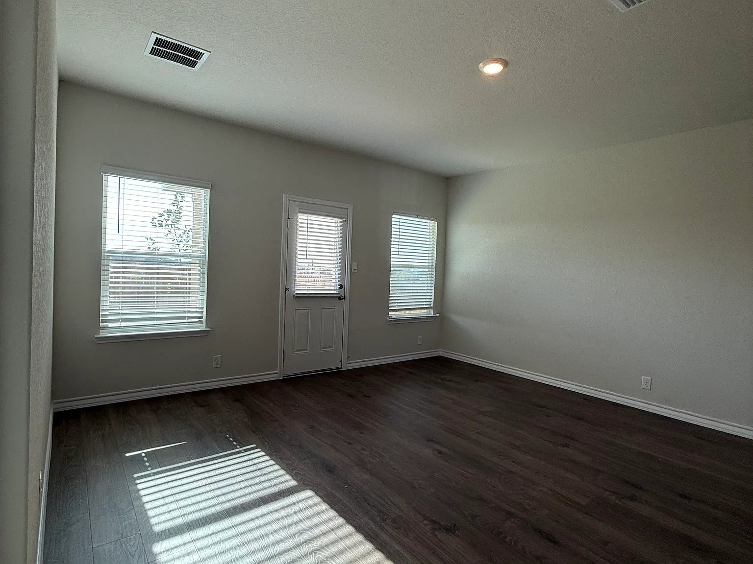 5 bed, 2677 sqft, $2,550 — Photo 4
