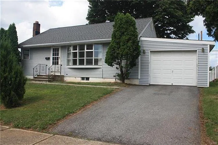 1521 Kaywin Ave photo 1