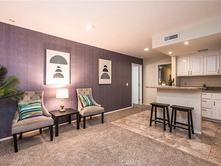 2328 E Vine Ave — Photo 2