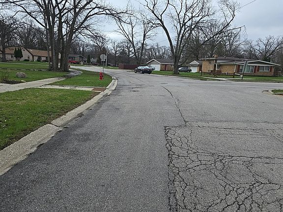 5th image of 710 Parkwood Dr