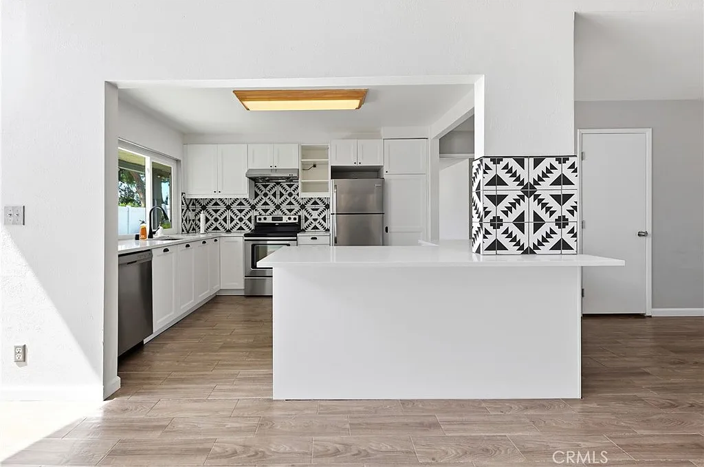5 bed, 1948 sqft, $5,350 — Photo 4