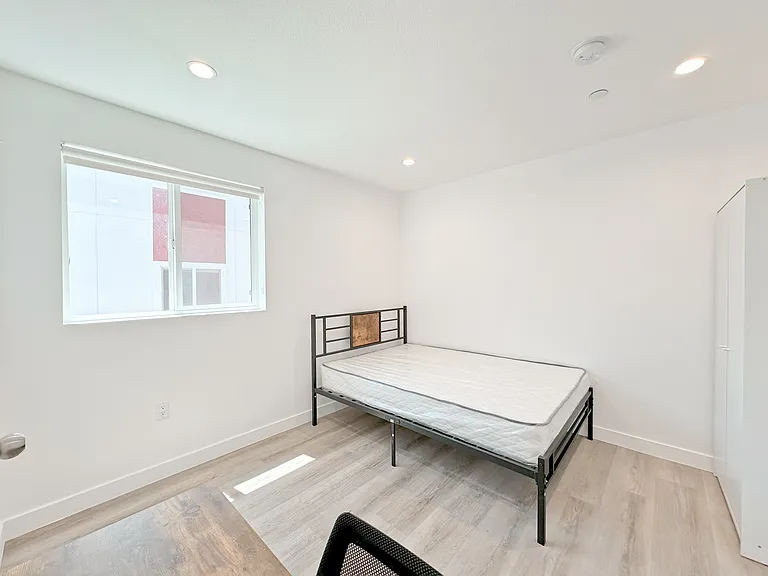 1363 1/2 W 35th St #9 — Photo 19