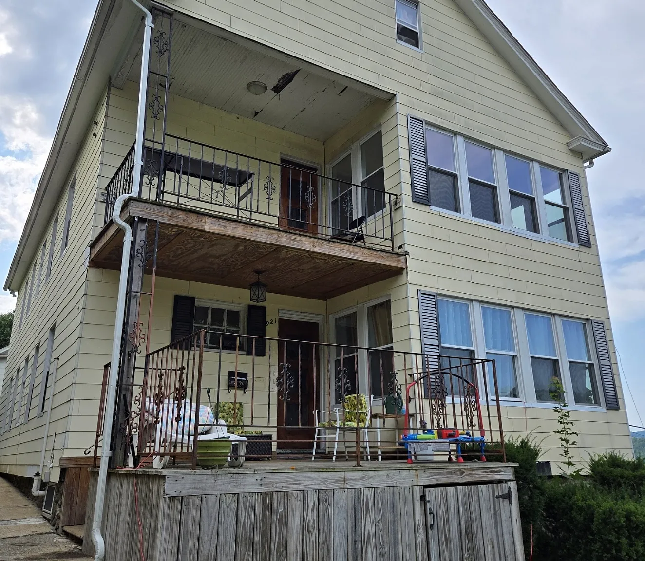 2 bed, 1.0 bath, 2844 sqft, $1,800 — Photo 1