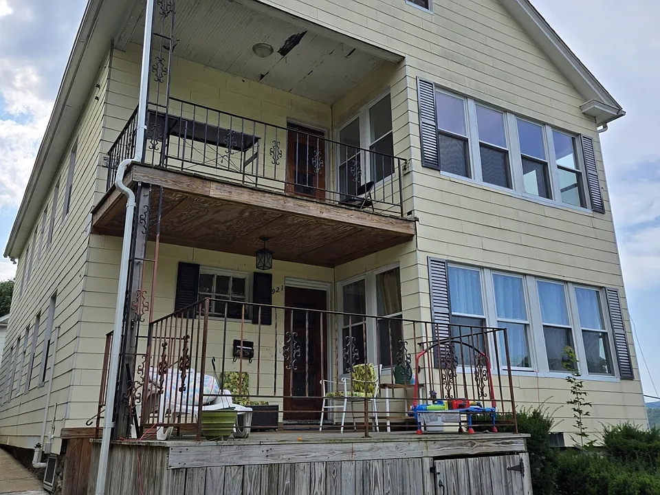 921 Cooke St