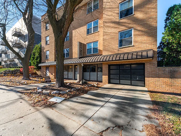 2121 N Cambridge Ave #108 — Photo 20