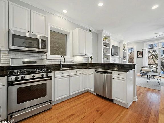 5th image of 3312 N Damen Ave