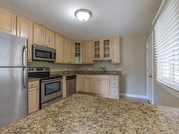 4th image of 405 Berkshire Ln
