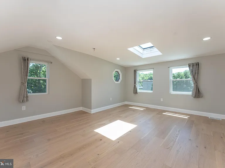 75 Reeder Ave — Photo 18