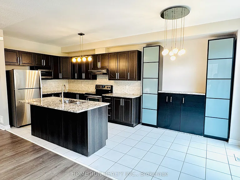 621 Lauraleaf Cres — Photo 8