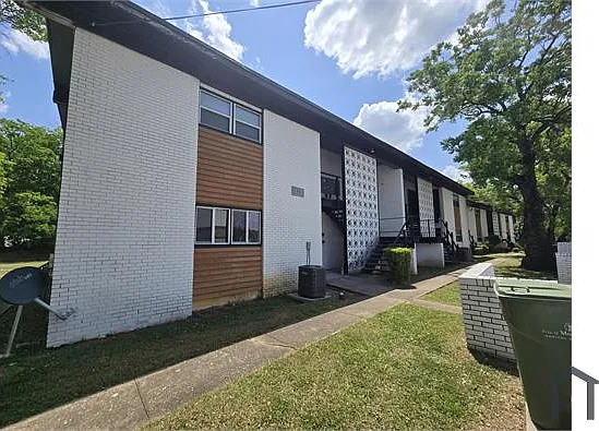 3 bed, 1000 sqft, $990 — Photo 2