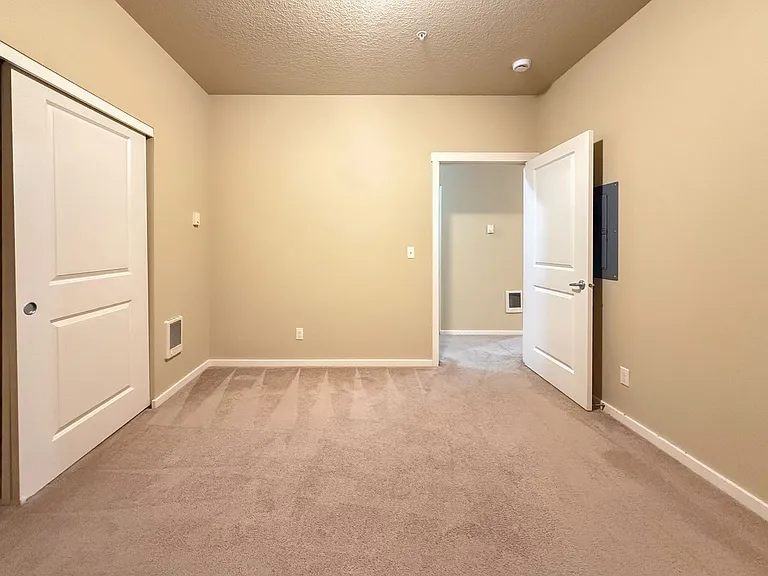 Catron Apartments - 1-3 Bedrooms 2 Bathrooms with In Unit Washer/Dryer and Internet — Photo 59