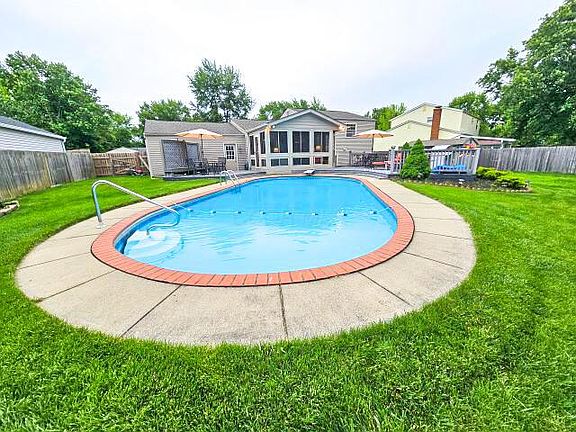2nd image of 528 Pickerington Hills Dr