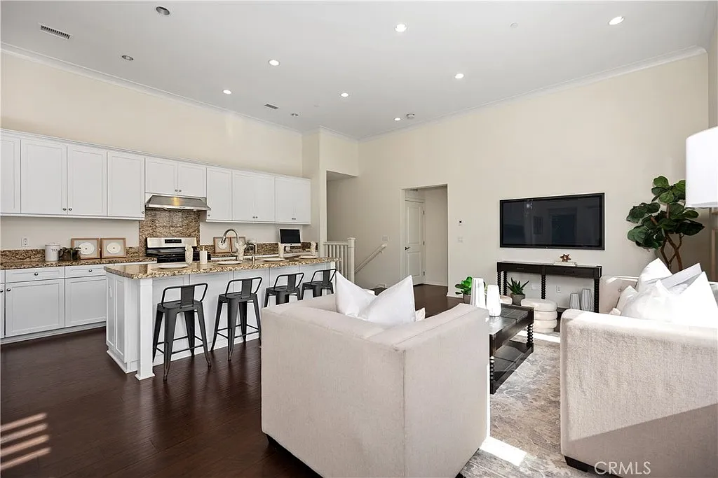 2 bed, 1305 sqft, $3,900 — Photo 4