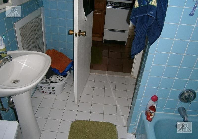 2nd image of 153 Strathmore Rd APT 2