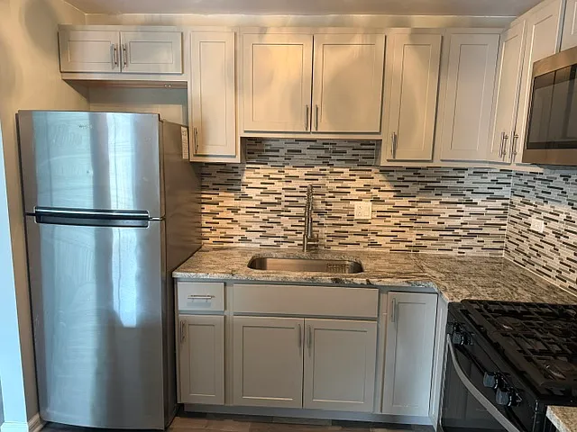 16W486 Lake Dr #201 — Photo 2