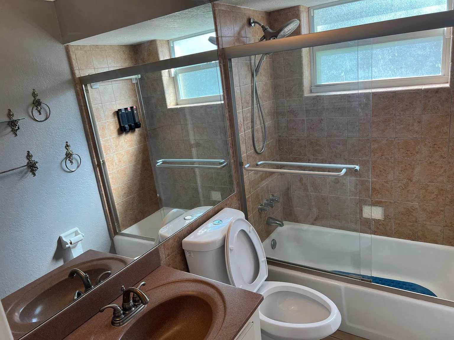 3 bed, 2.0 bath, 1608 sqft, $6,000 — Photo 2