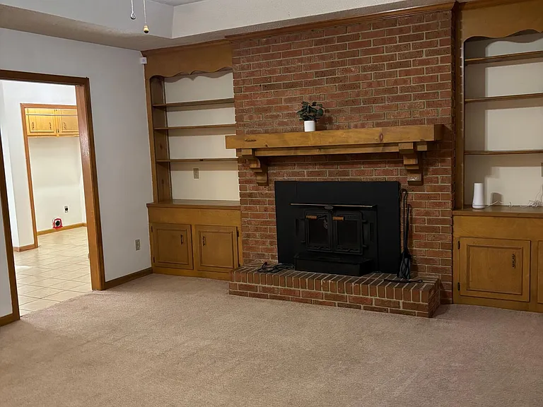 1460 Crowndale Dr — Photo 5