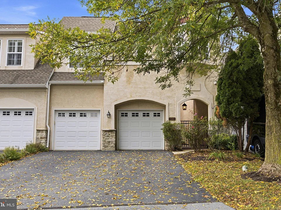 54 Old Barn Dr