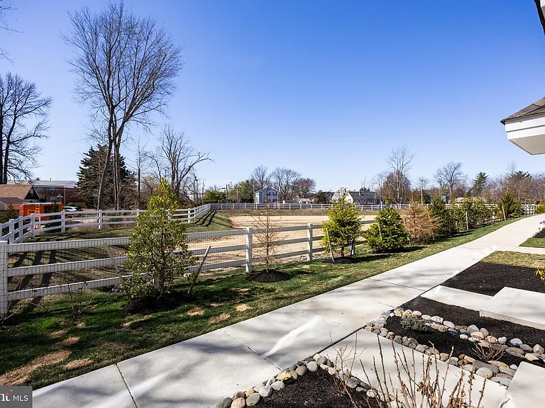 24 Sidney Ln — Photo 4