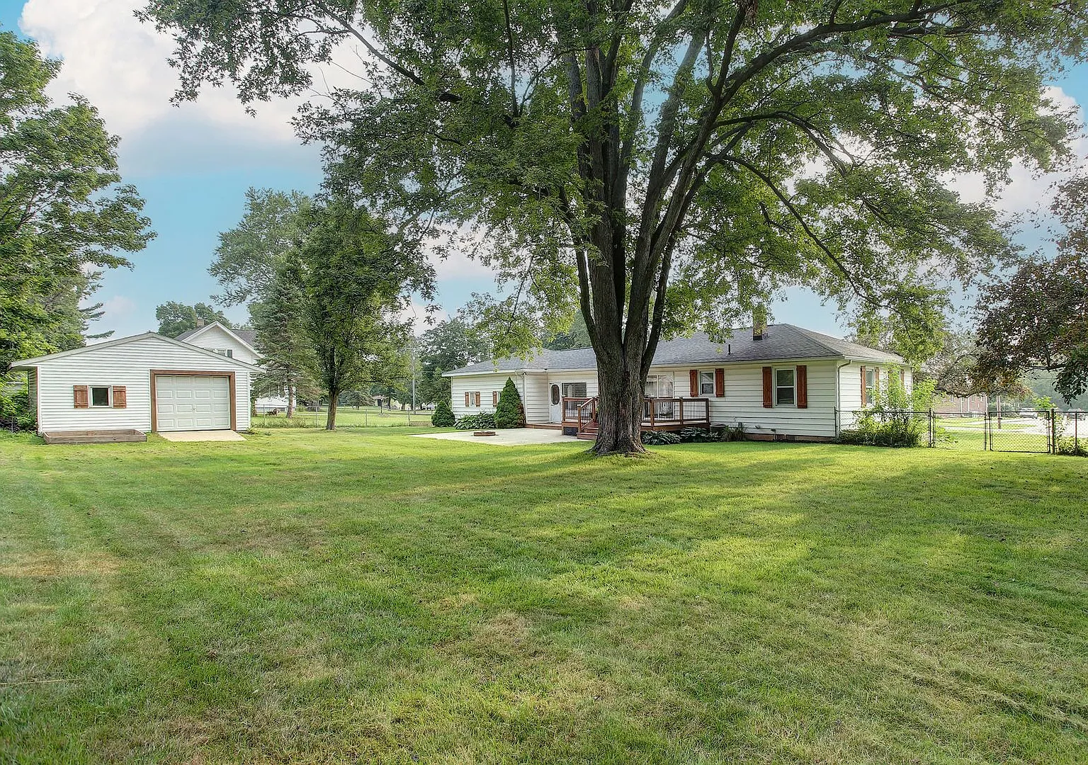 3 Bed 2 Bath With Garage And Large Fenced Yard — Photo 3