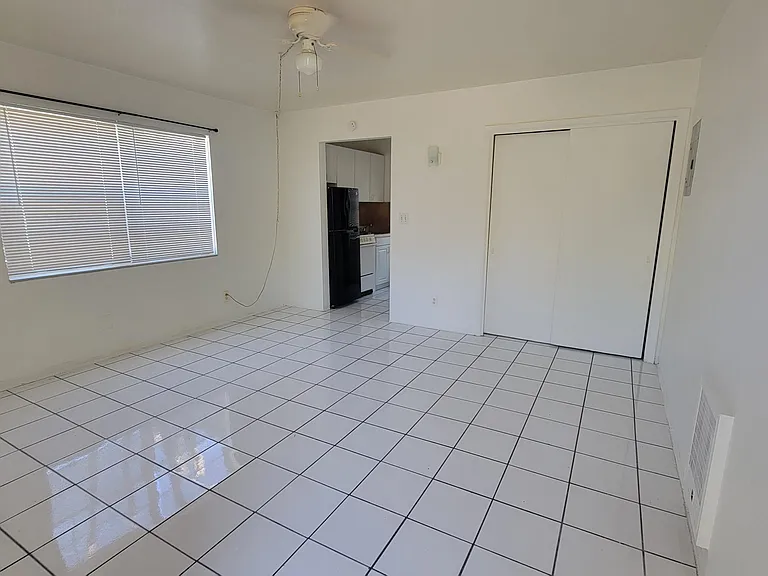 1927 Lincoln St #4 — Photo 3